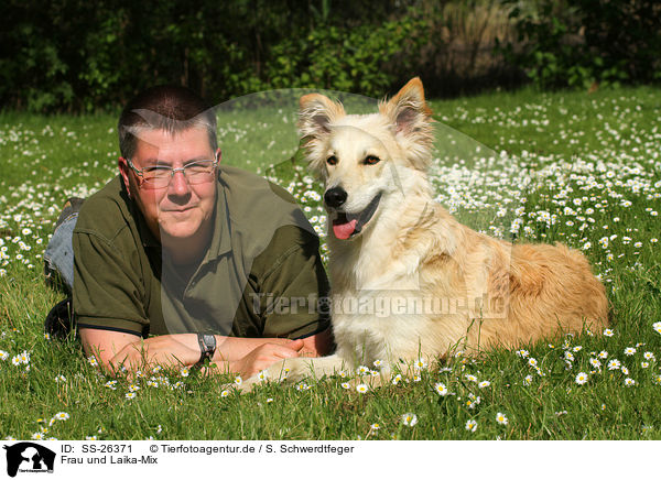 Frau und Laika-Mix / woman and mongrel / SS-26371