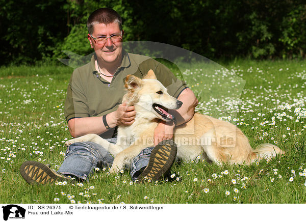 Frau und Laika-Mix / woman and mongrel / SS-26375
