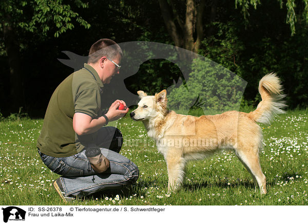 Frau und Laika-Mix / woman and mongrel / SS-26378