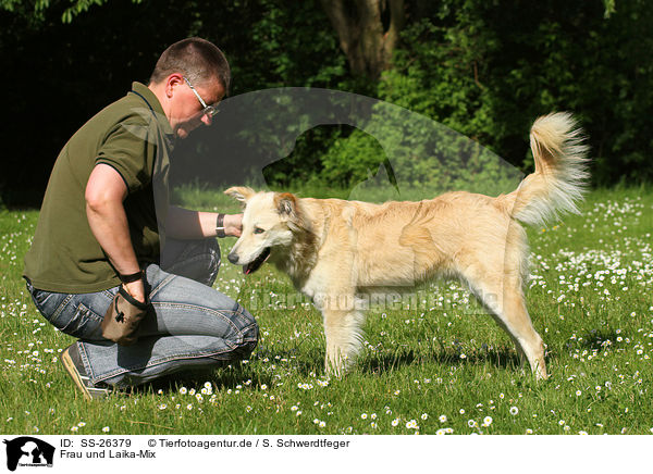Frau und Laika-Mix / woman and mongrel / SS-26379