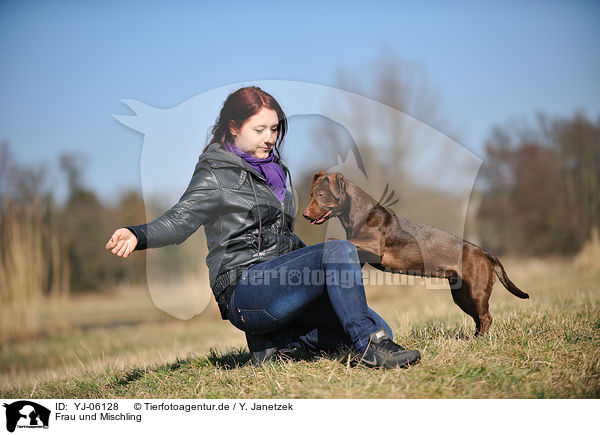 Frau und Mischling / woman and mongrel / YJ-06128