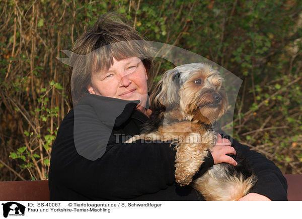 Frau und Yorkshire-Terrier-Mischling / woman and Yorkshire-Terrier-Mongrel / SS-40067