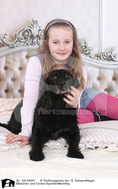 Mdchen und Cocker-Spaniel-Mischling / girl and Cocker-Spaniel-mongrel / SS-44001