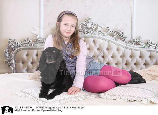 Mdchen und Cocker-Spaniel-Mischling / girl and Cocker-Spaniel-mongrel / SS-44006