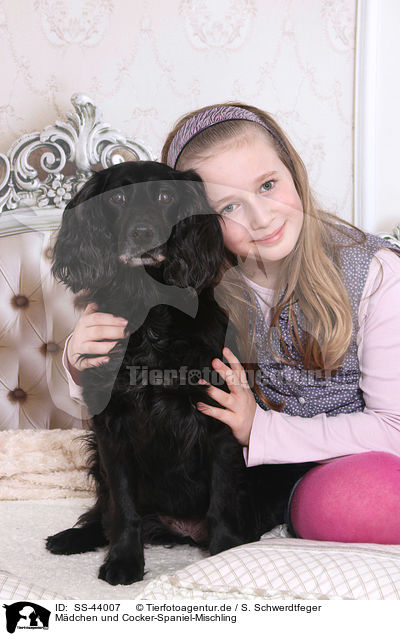 Mdchen und Cocker-Spaniel-Mischling / girl and Cocker-Spaniel-mongrel / SS-44007