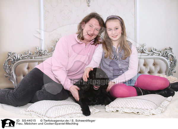 Frau, Mdchen und Cocker-Spaniel-Mischling / woman, girl and Cocker-Spaniel-mongrel / SS-44015
