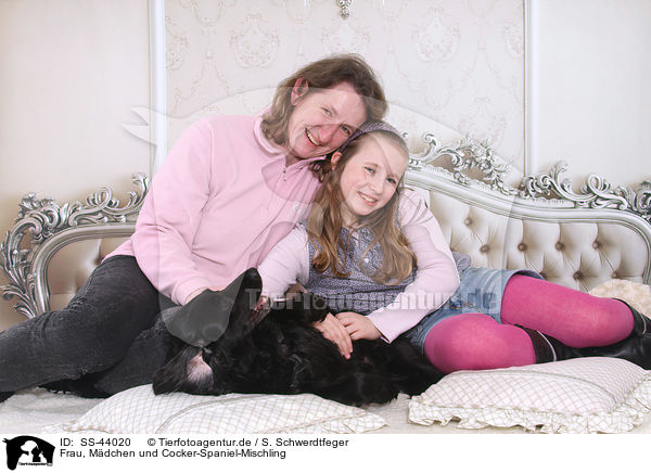 Frau, Mdchen und Cocker-Spaniel-Mischling / woman, girl and Cocker-Spaniel-mongrel / SS-44020