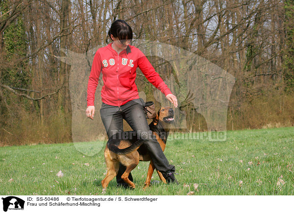 Frau und Schferhund-Mischling / SS-50486