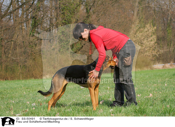 Frau und Schferhund-Mischling / woman and Shepherd-Mongrel / SS-50491