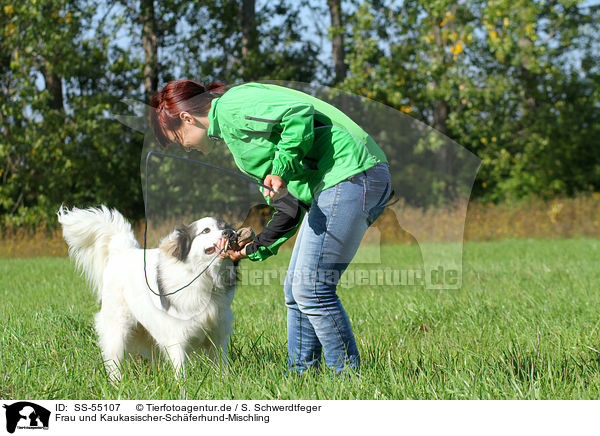 Frau und Kaukasischer-Schferhund-Mischling / woman and Caucasian-Shepherd-Dog-Mongrel / SS-55107