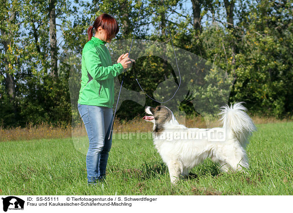 Frau und Kaukasischer-Schferhund-Mischling / woman and Caucasian-Shepherd-Dog-Mongrel / SS-55111