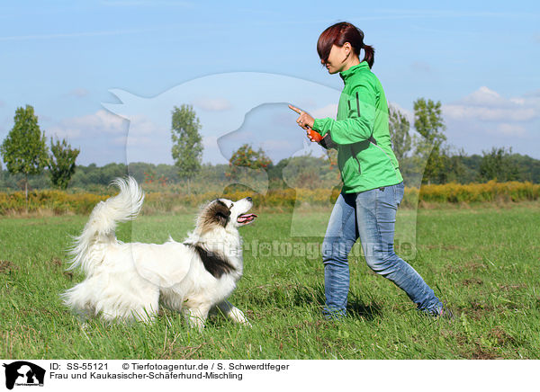 Frau und Kaukasischer-Schferhund-Mischling / woman and Caucasian-Shepherd-Dog-Mongrel / SS-55121