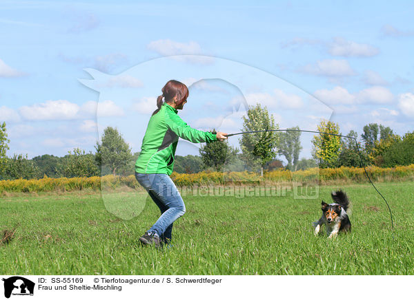Frau und Sheltie-Mischling / woman and Shetland-Sheepdog-Mongrel / SS-55169
