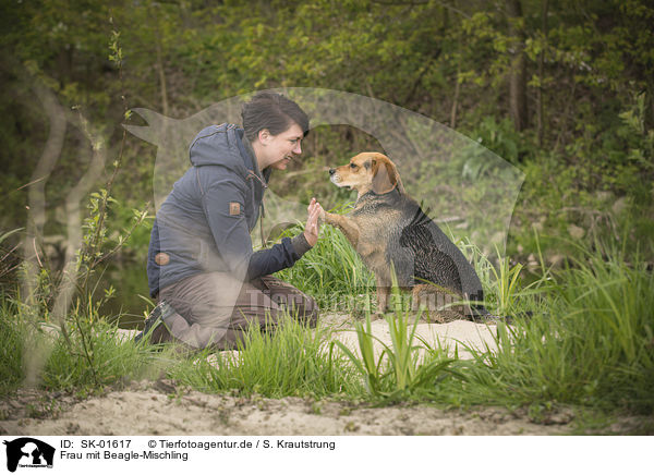 Frau mit Beagle-Mischling / SK-01617