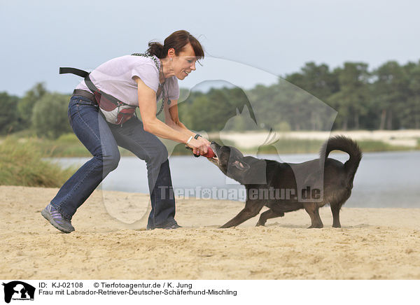 Frau mit Labrador-Retriever-Deutscher-Schferhund-Mischling / woman with Labrador-Retriever-German-Shepherd-Mongrel / KJ-02108