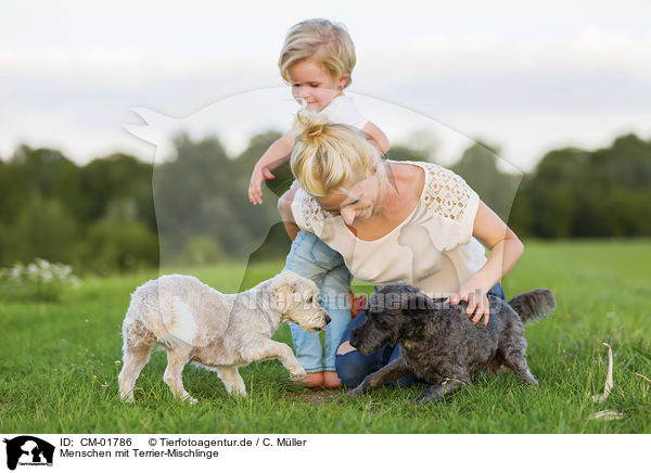 Menschen mit Terrier-Mischlinge / humans with Terrier-Mongrels / CM-01786
