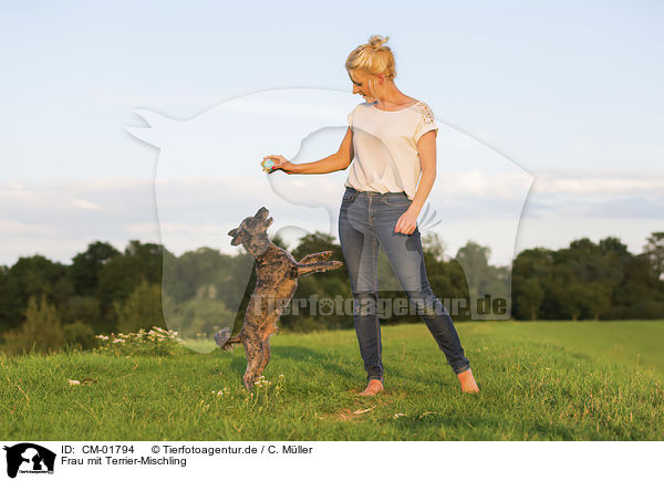 Frau mit Terrier-Mischling / woman with Terrier-Mongrel / CM-01794