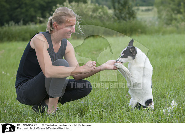 Frau mit Jack-Russell-Terrier-Mischling / woman with Jack-Russell-Terrier-Mongrel / NS-05993