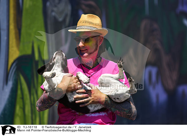 Mann mit Pointer-Franzsische-Bulldogge-Mischling / YJ-16118