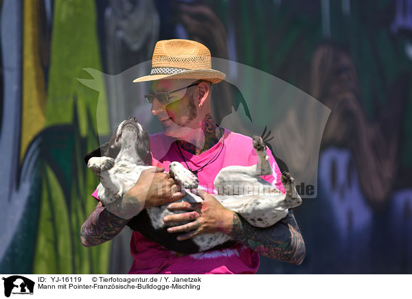 Mann mit Pointer-Franzsische-Bulldogge-Mischling / YJ-16119