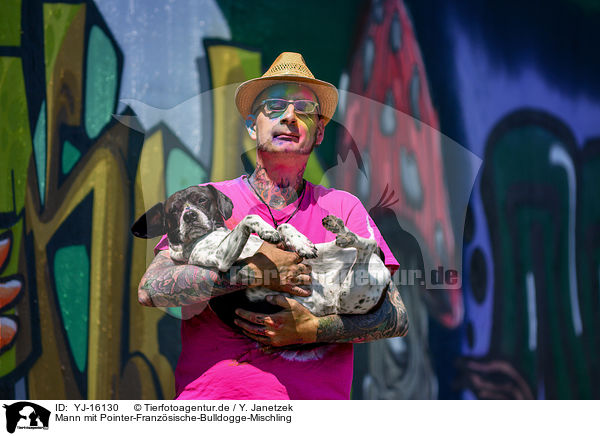 Mann mit Pointer-Franzsische-Bulldogge-Mischling / YJ-16130