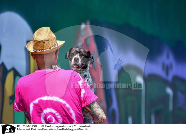 Mann mit Pointer-Franzsische-Bulldogge-Mischling / man with Pointer-French-Bulldog-Mongrel / YJ-16139