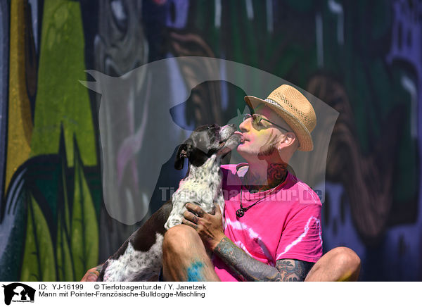 Mann mit Pointer-Franzsische-Bulldogge-Mischling / YJ-16199