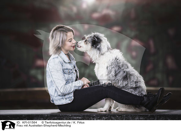 Frau mit Australian-Shepherd-Mischling / woman with Australian-Shepherd-Mongrel / KFI-01564