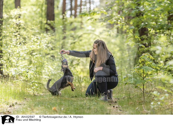 Frau und Mischling / woman and mongrel / AH-02597