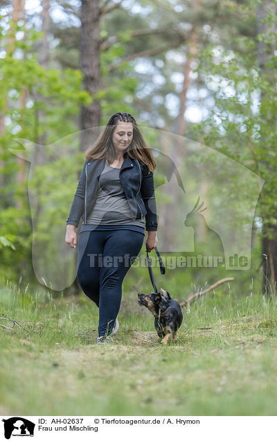 Frau und Mischling / woman and mongrel / AH-02637