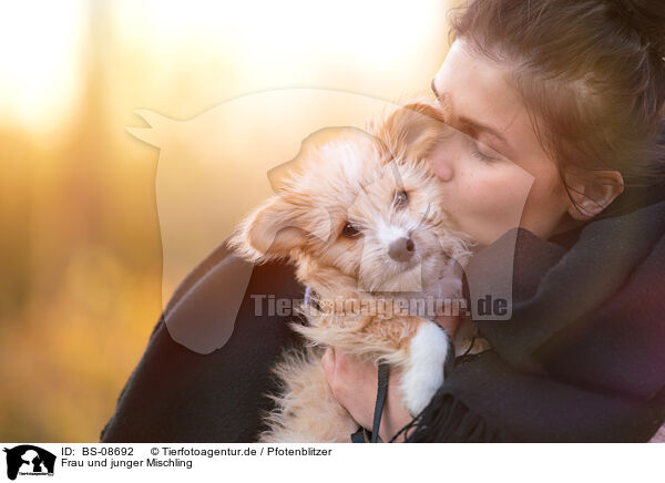 Frau und junger Mischling / woman and young mongrel / BS-08692