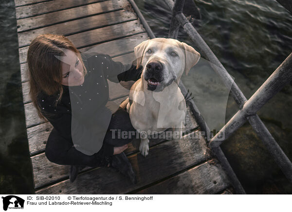 Frau und Labrador-Retriever-Mischling / woman and Labrador-Retriever-Mongel / SIB-02010