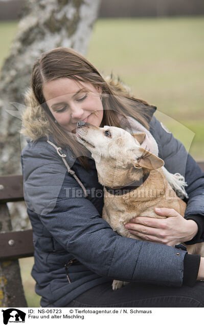Frau und alter Mischling / woman and old mongrel / NS-06723