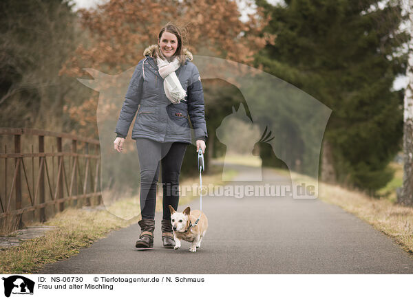 Frau und alter Mischling / woman and old mongrel / NS-06730