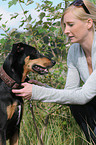 junge Frau mit Hund