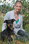 junge Frau mit Hund