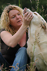 Frau mit Labrador-Mischling