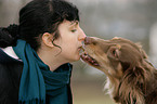 Frau und Australian-Shepherd-Mix