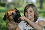 Mdchen und Boxer-Mix