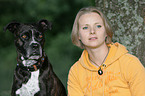 Frau und Cane-Corso-Mischling