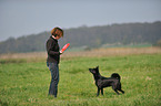 Frau und Basenji-Mix