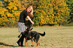 Frau mit Hovawart-Schferhund-Mix