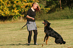 Frau mit Hovawart-Schferhund-Mix