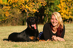 Frau mit Hovawart-Schferhund-Mix