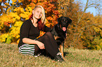 Frau mit Hovawart-Schferhund-Mix