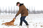 Mann und Golden-Retriever-Terrier-Mix