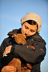 Frau mit jungem Pitbull-Mix