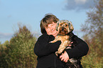 Frau und Yorkshire-Terrier-Mischling