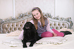 Mdchen und Cocker-Spaniel-Mischling