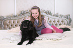 Mdchen und Cocker-Spaniel-Mischling